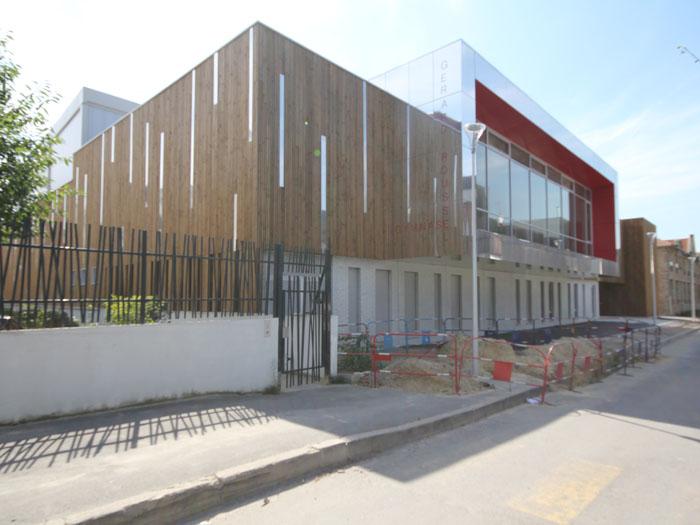 Lunion du béton, bois et acier pour réaliser un complexe sportif